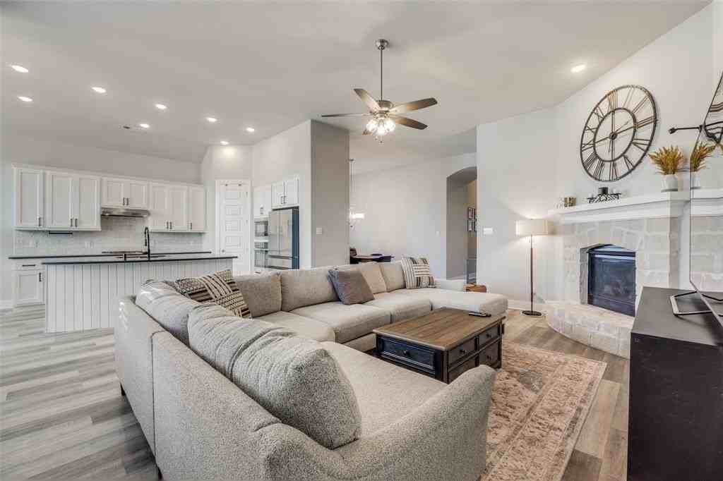 817 Markham Dr - Photo 3 of 27