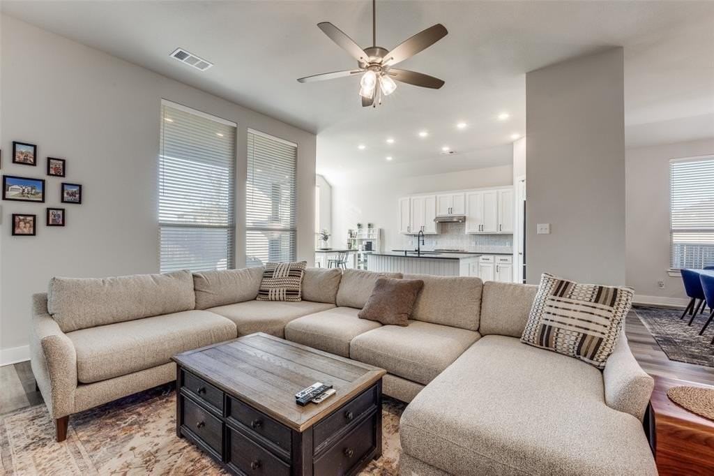 817 Markham Dr - Photo 4 of 27