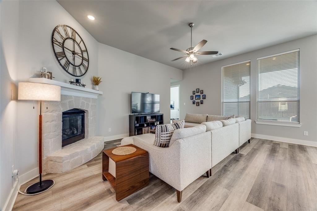 817 Markham Dr - Photo 5 of 27