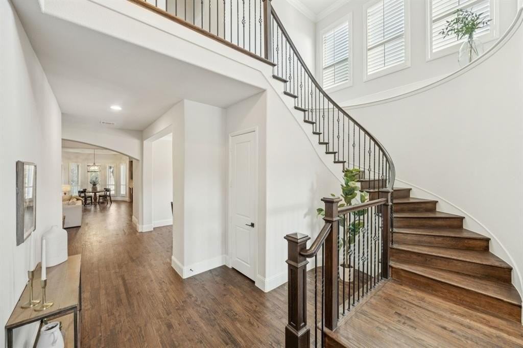 204 Chisholm Trl - Photo 3 of 40