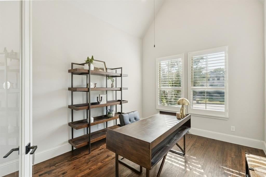 204 Chisholm Trl - Photo 4 of 40