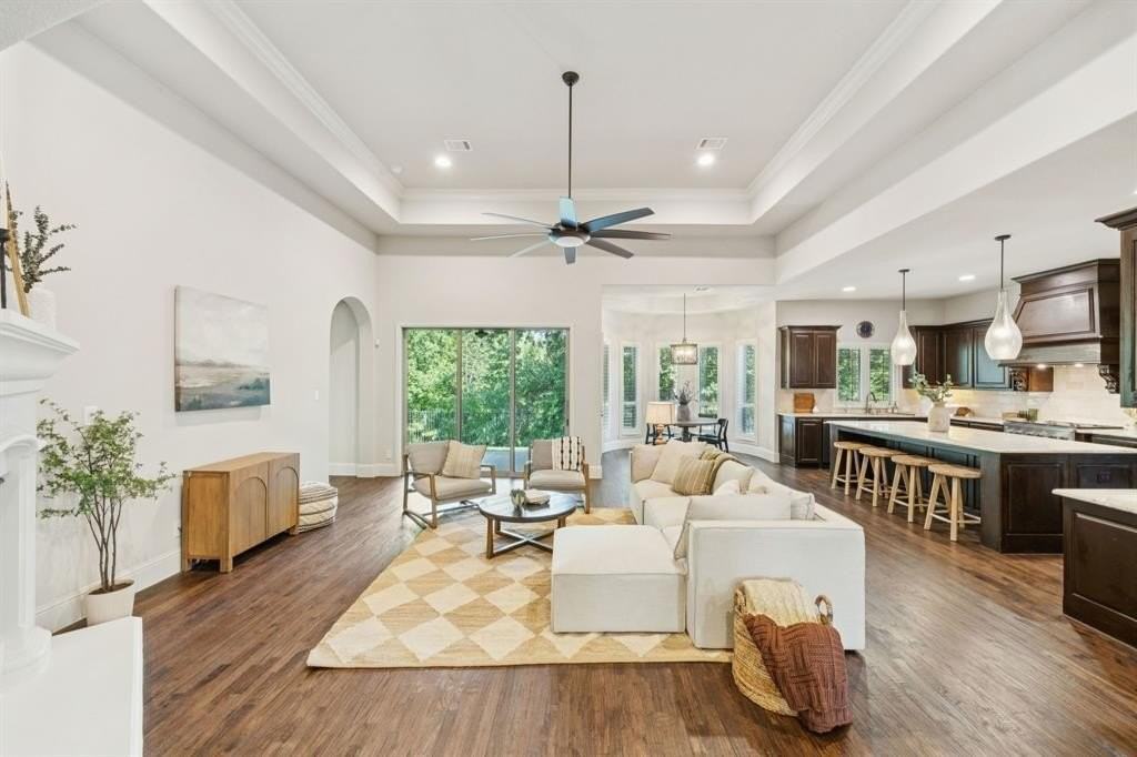 204 Chisholm Trl - Photo 7 of 40