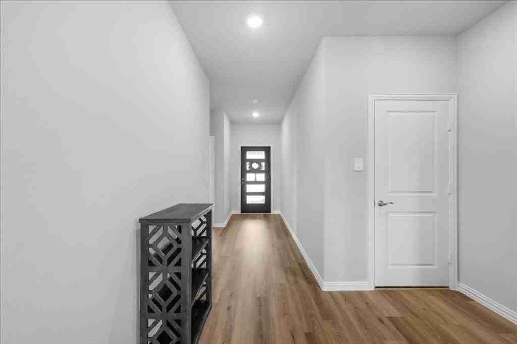 6653 Valley Lake Ln - Photo 5 of 25