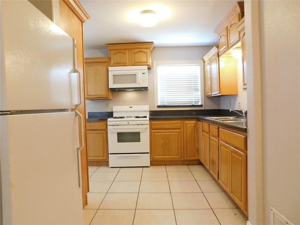 714 N Ruddell St - Photo 7 of 20