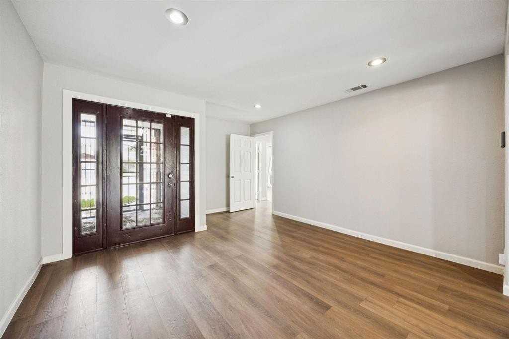 2801 Clearbrook Dr - Photo 3 of 25