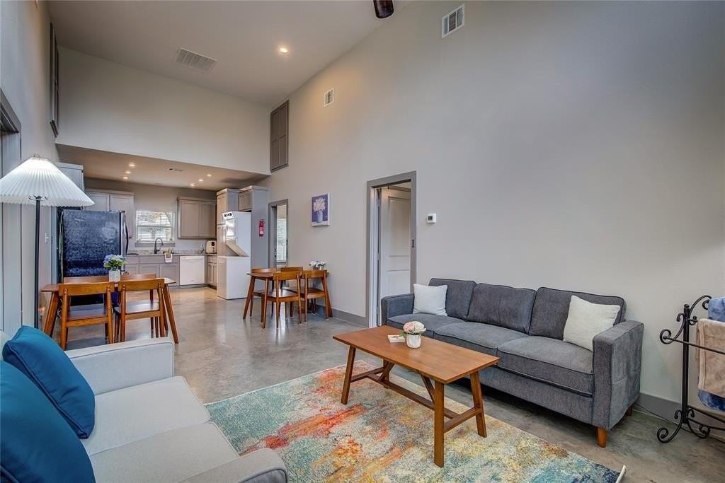 600 Maple St - Photo 3 of 35