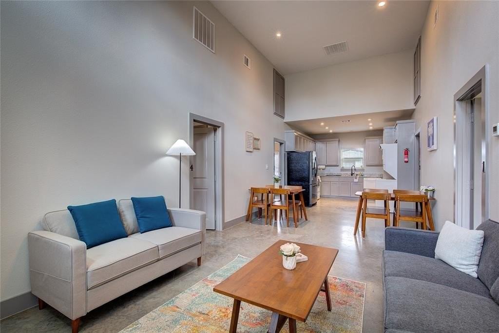 600 Maple St - Photo 4 of 35