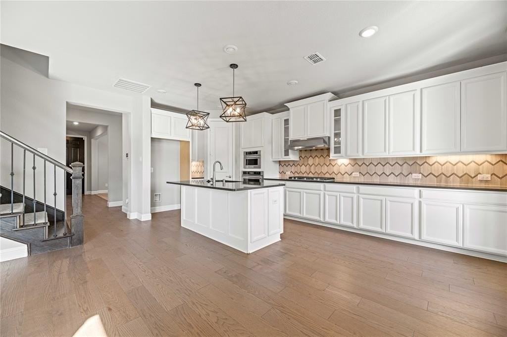 2148 Chapman Ln - Photo 2 of 29