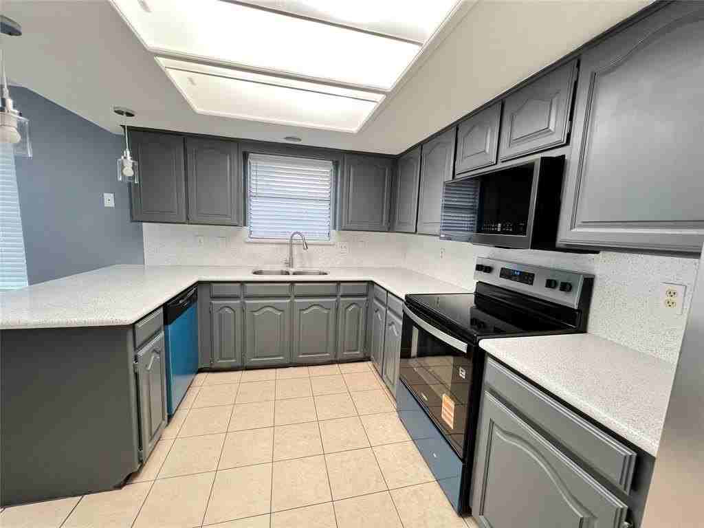 213 Alexander Ct - Photo 3 of 19