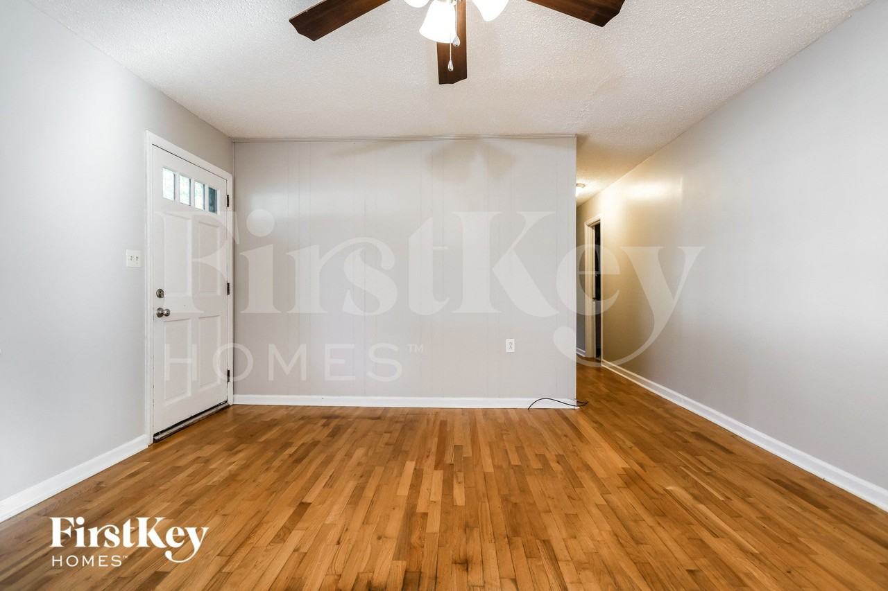 5562 Hood St - Photo 3 of 14