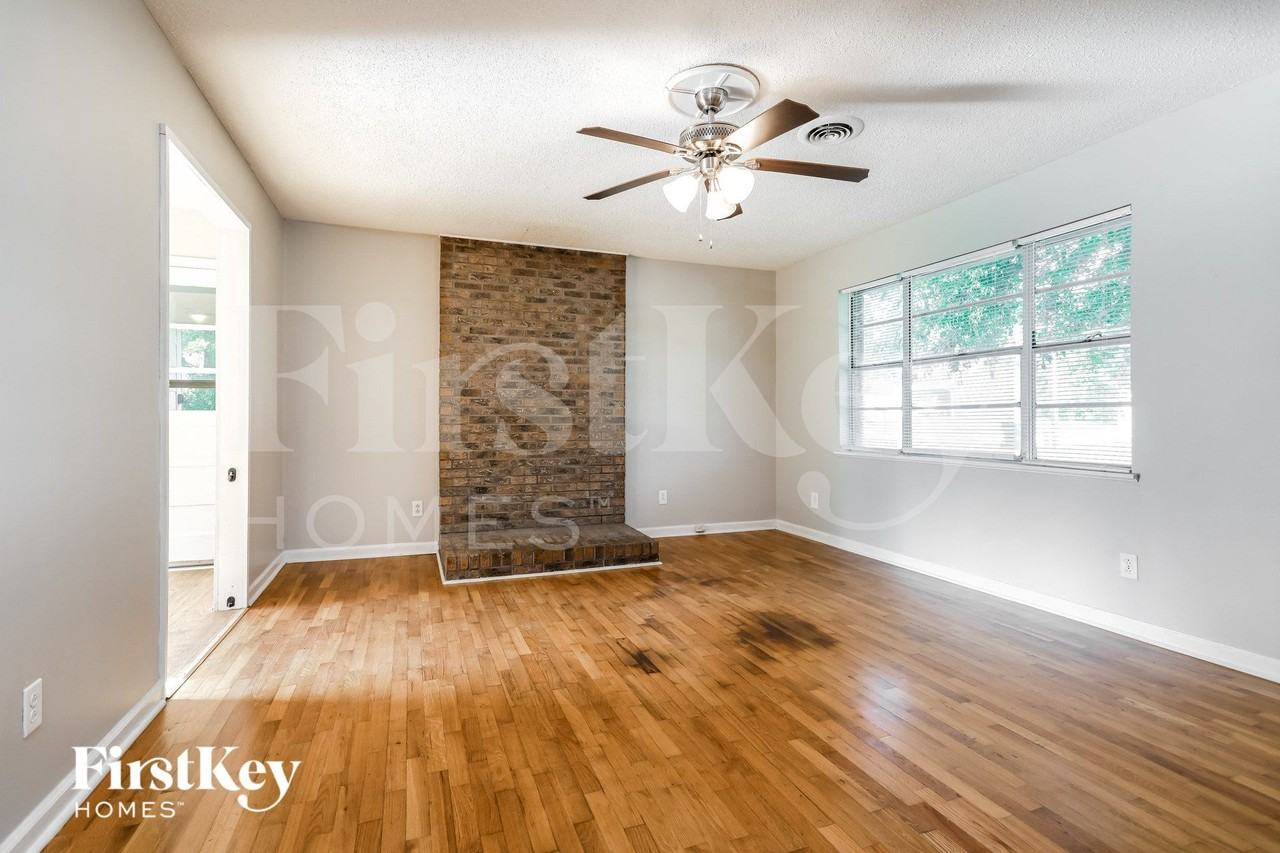 5562 Hood St - Photo 4 of 14