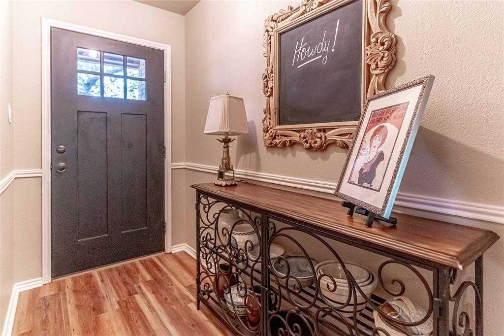 911 Meadowlark Ln - Photo 3 of 30