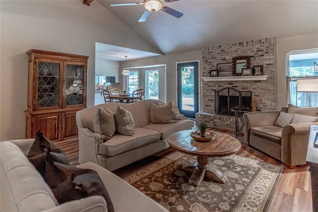 911 Meadowlark Ln - Photo 4 of 30