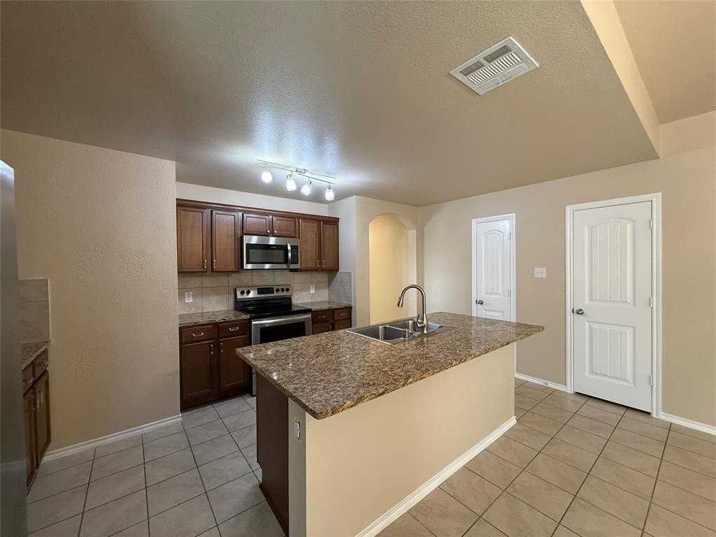 1408 Chrome St - Photo 4 of 18