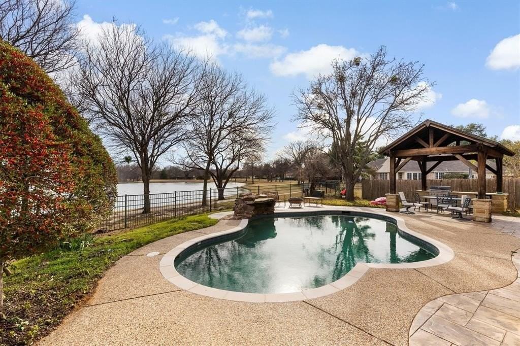 706 Dover Pl - Photo 2 of 40