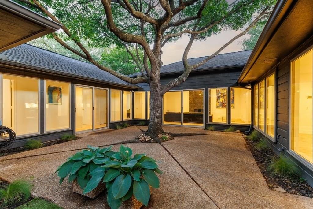 9415 Hill View Dr - Photo 3 of 40