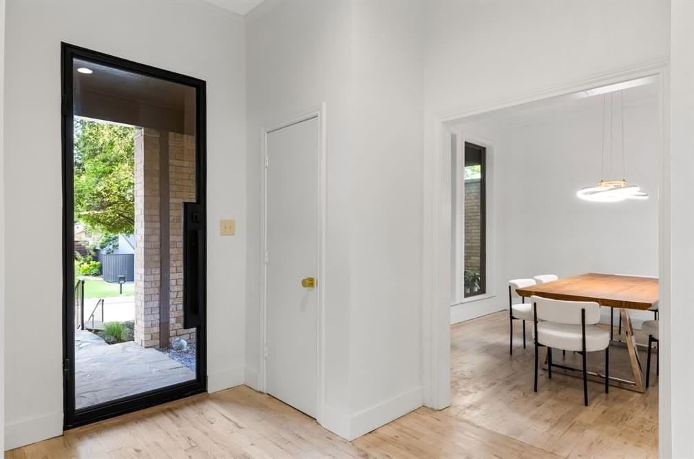 9415 Hill View Dr - Photo 4 of 40