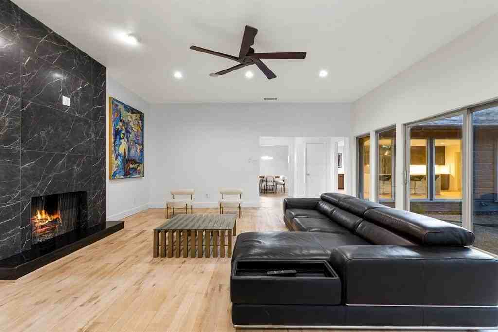 9415 Hill View Dr - Photo 5 of 40