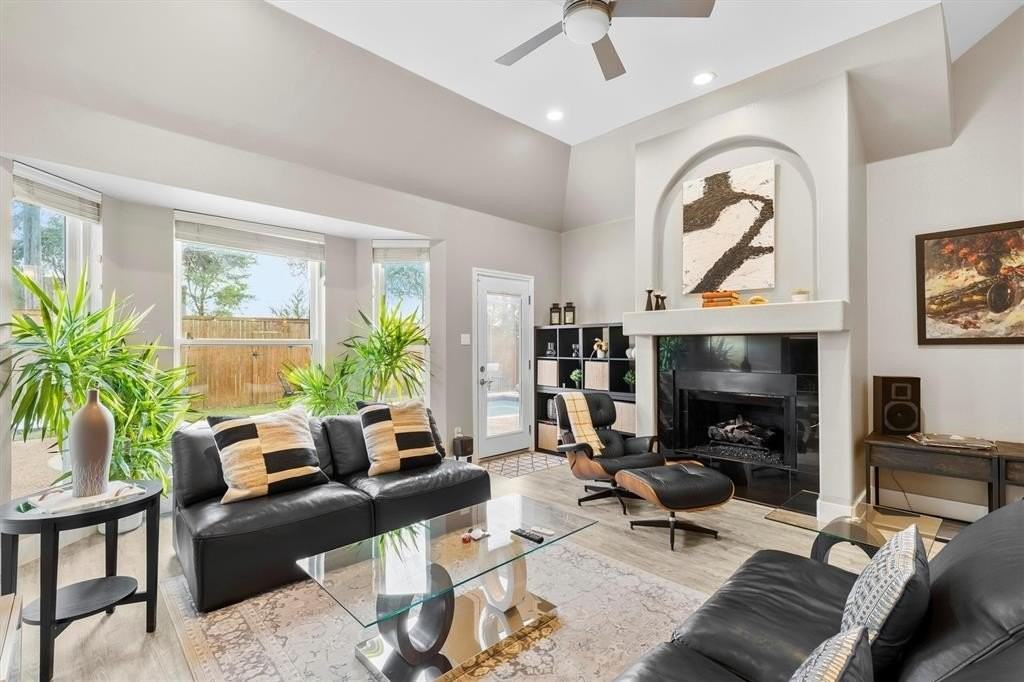 4008 Sherry Ln - Photo 5 of 39