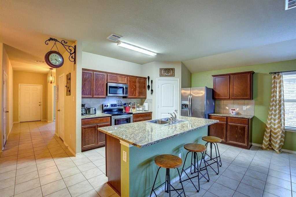 1048 Decker Dr - Photo 4 of 19