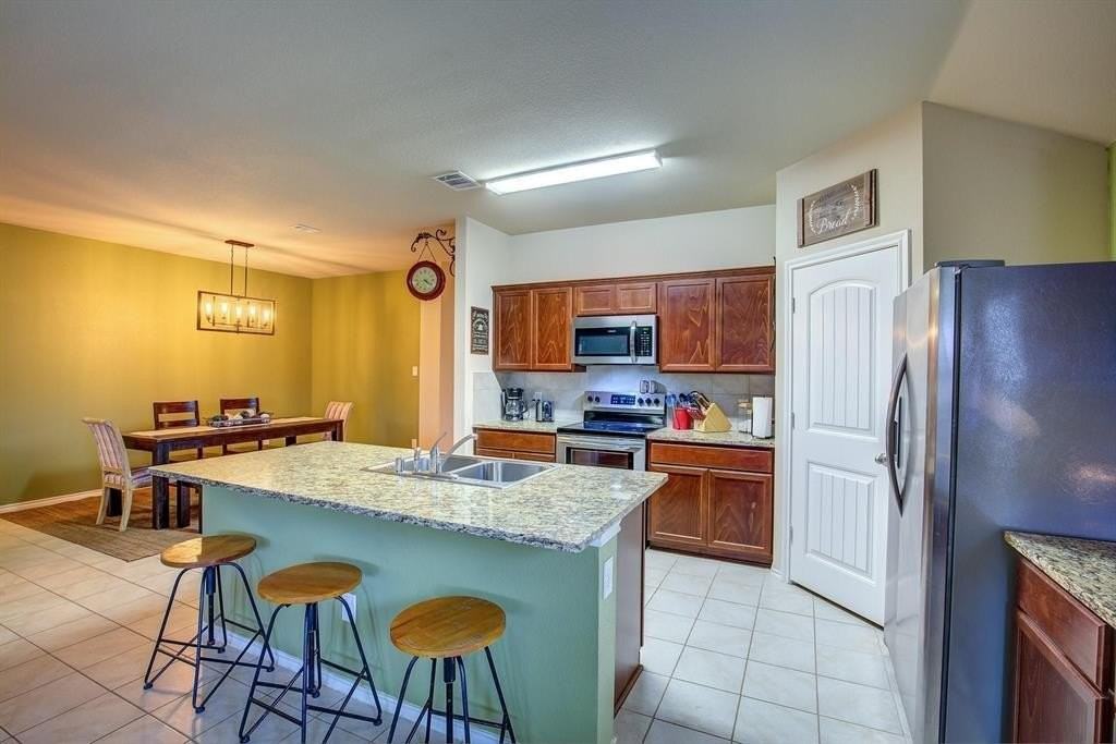 1048 Decker Dr - Photo 6 of 19