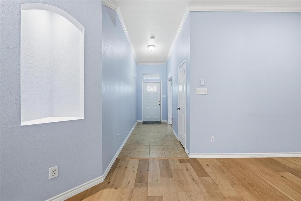 835 Evergreen Ln - Photo 4 of 35