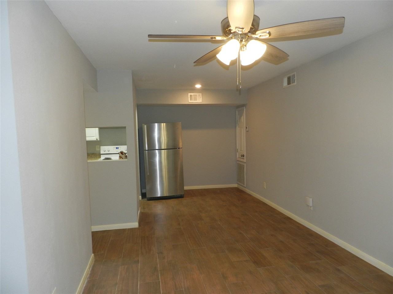 704 Memorial Mews St - Photo 2 of 10