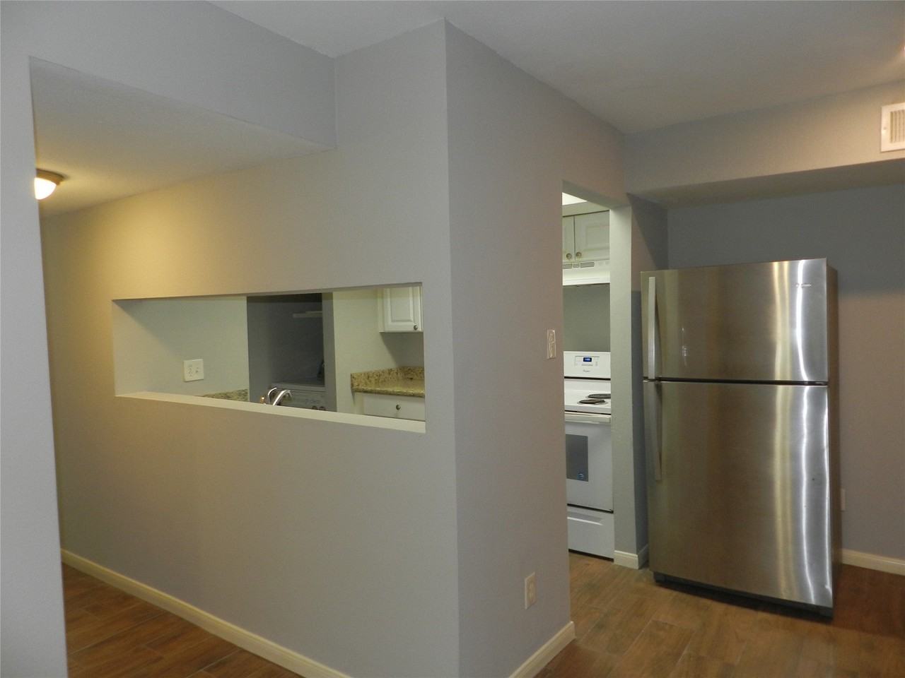 704 Memorial Mews St - Photo 3 of 10