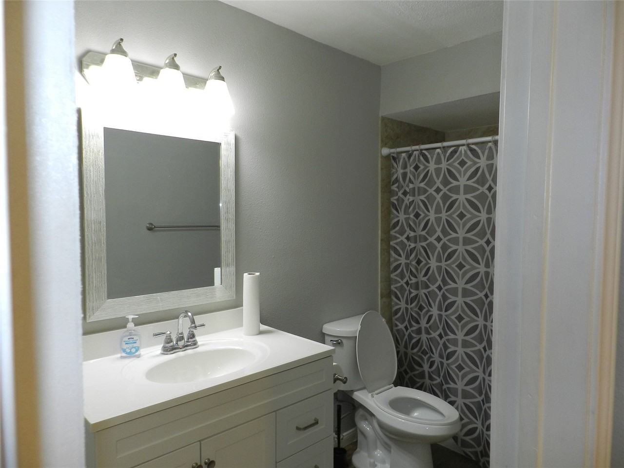 704 Memorial Mews St - Photo 4 of 10