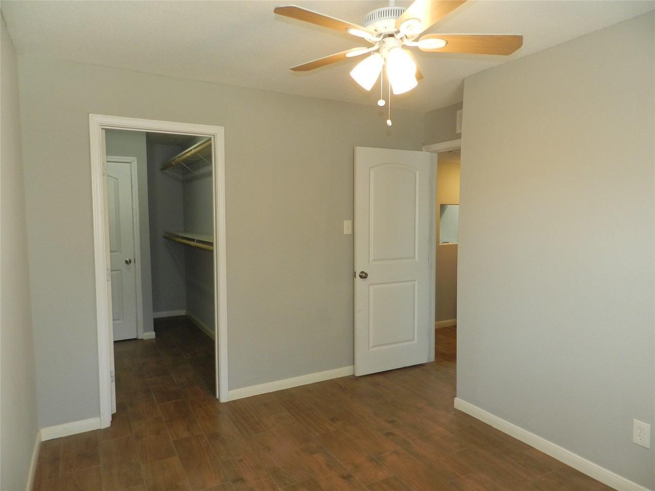 704 Memorial Mews St - Photo 5 of 10