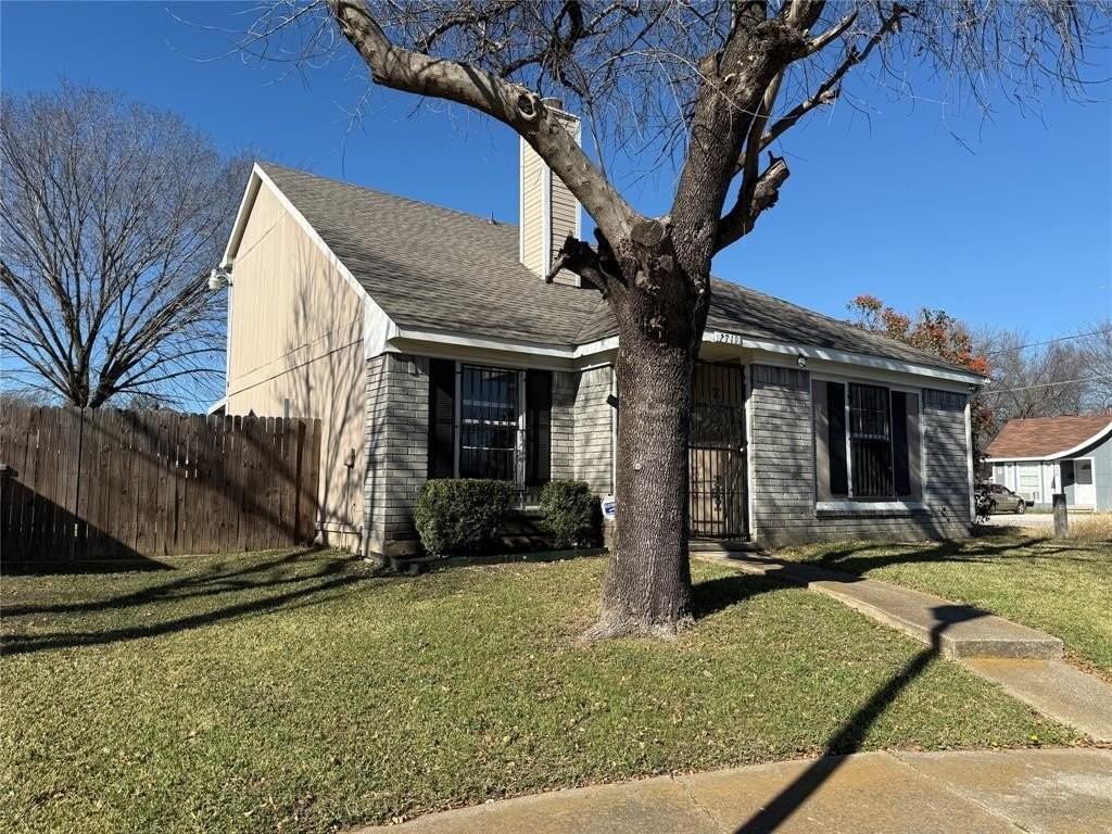 2719 Briarbank Cir - Photo 2 of 22