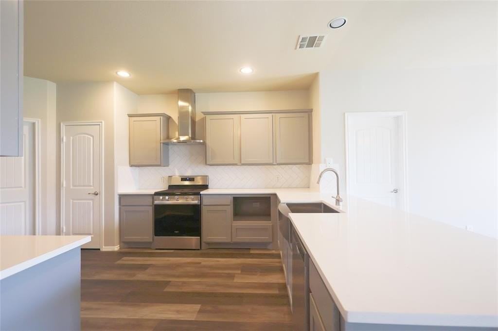 9717 Mulligan Dr - Photo 4 of 26