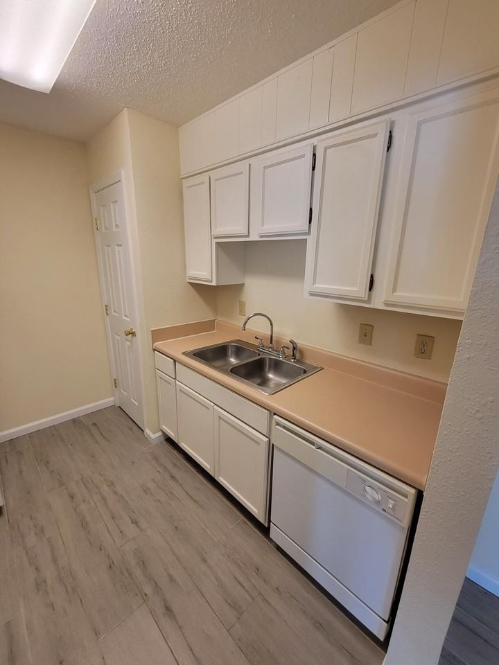 1610 Green Briar Pkwy #2 - Photo 5 of 12