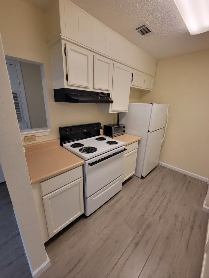 1610 Green Briar Pkwy #2 - Photo 6 of 12