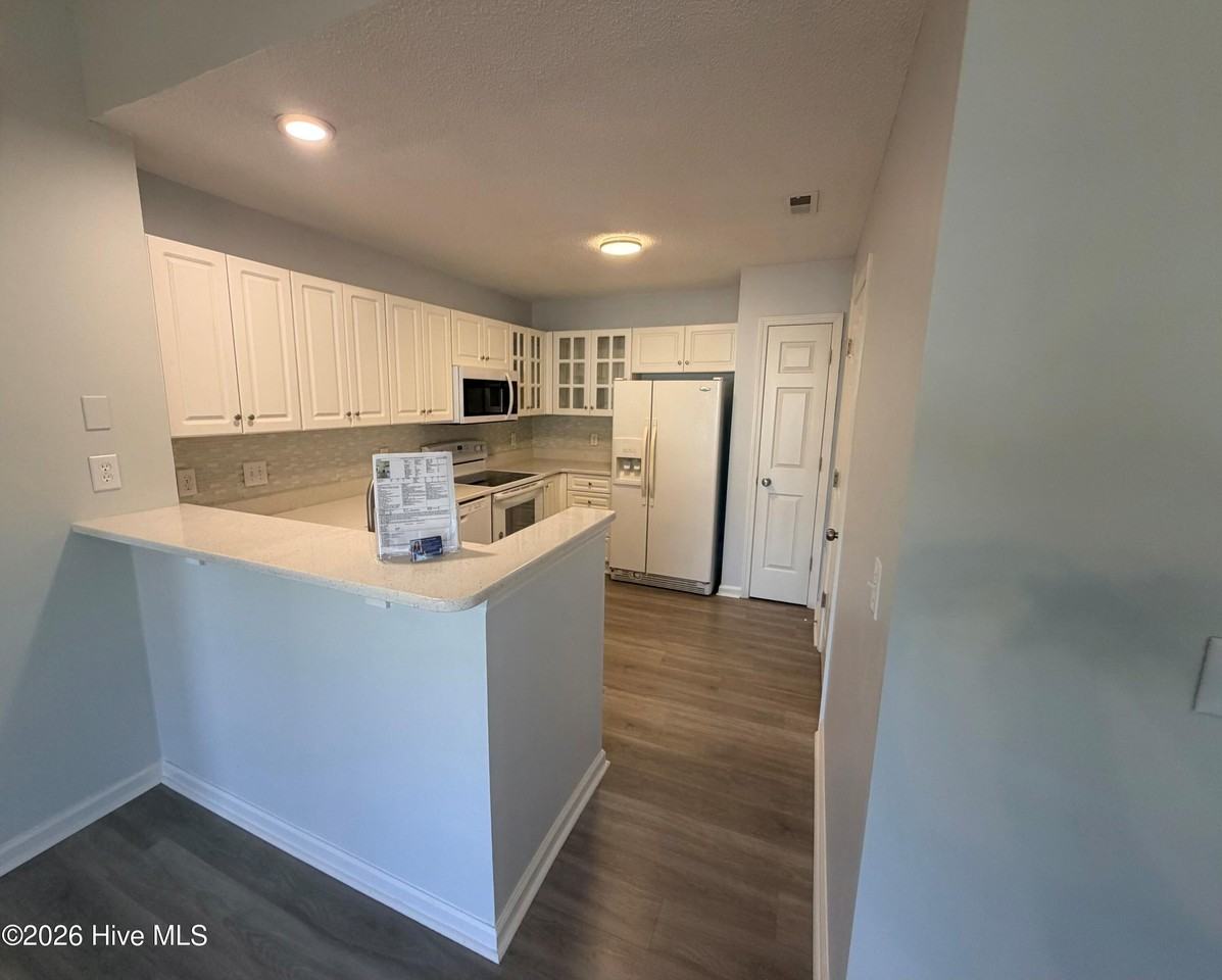 4142 Breezewood Dr Apt 201 - Photo 4 of 17