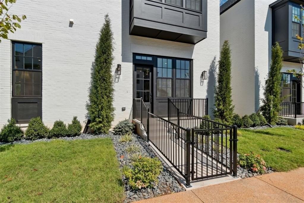 18821 Selah Way - Photo 2 of 33