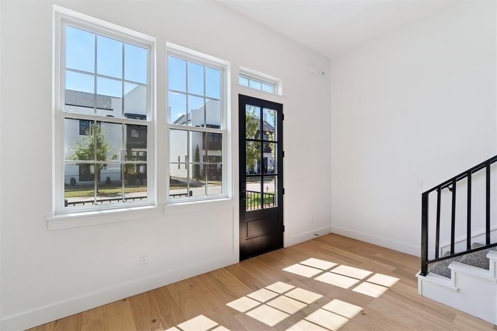 18821 Selah Way - Photo 3 of 33