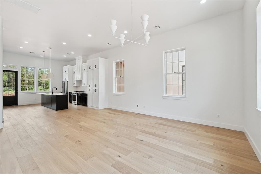 18821 Selah Way - Photo 6 of 33