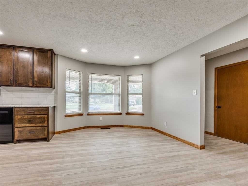 412 Sundown Dr - Photo 4 of 24