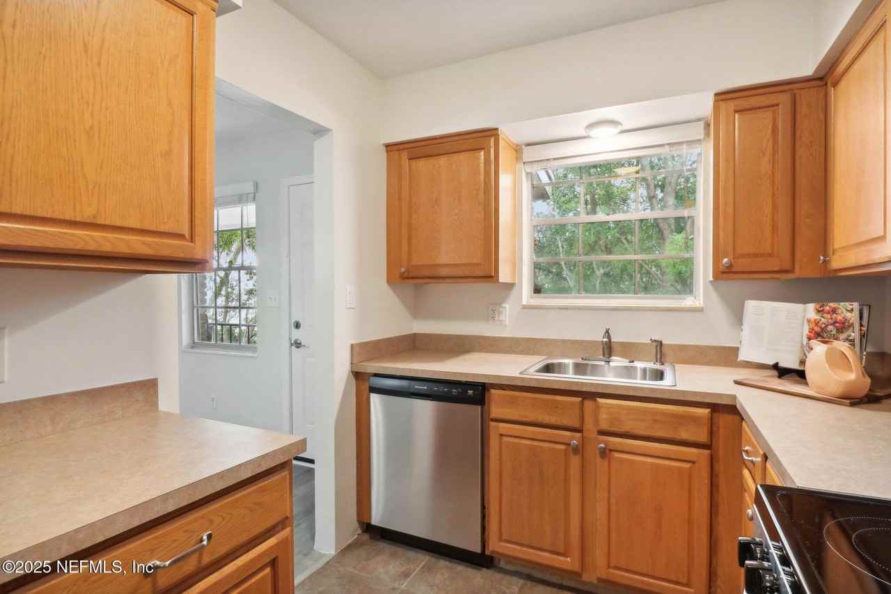 1846 Mallory St - Photo 3 of 24