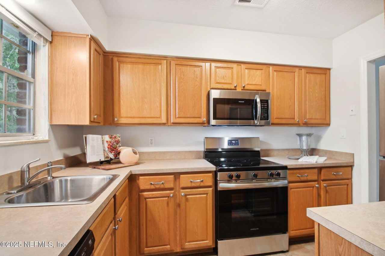 1846 Mallory St - Photo 4 of 24