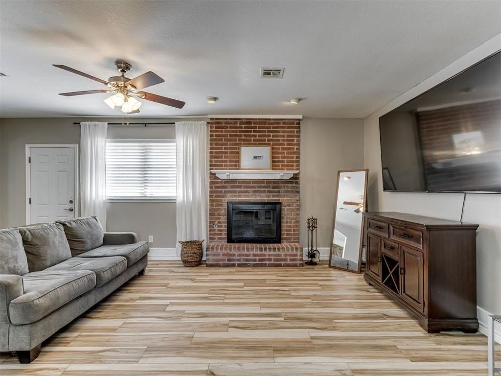 1828 Burnt Oak St - Photo 6 of 36