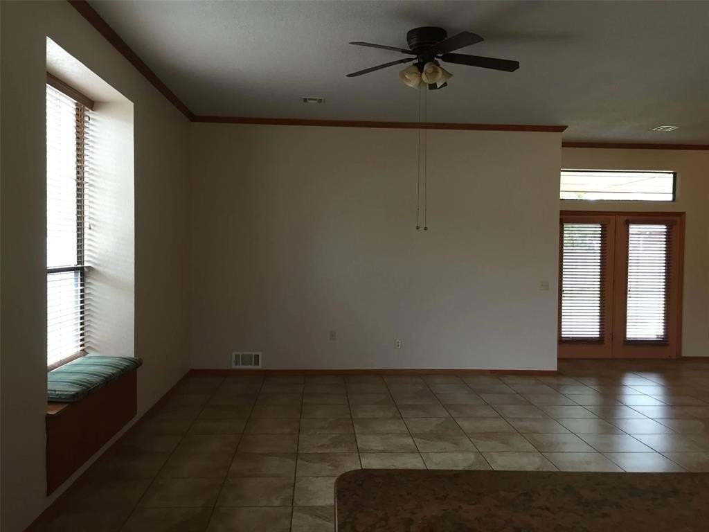 4101 Drawbridge Ln - Photo 4 of 12