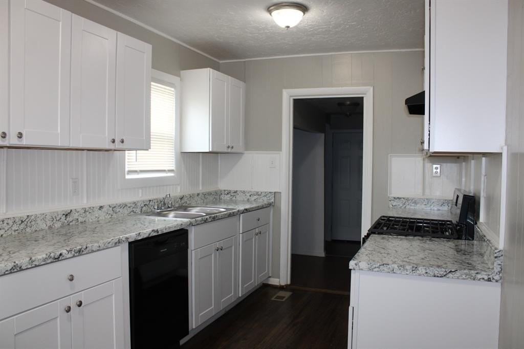 305 W Lilac Ln - Photo 4 of 18