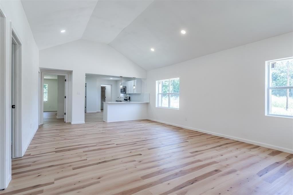 1421 Ne 8th St - Photo 5 of 27