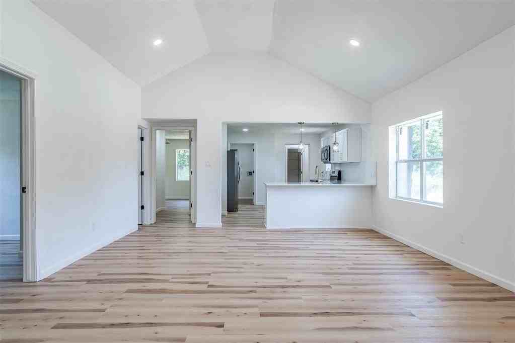 1421 Ne 8th St - Photo 6 of 27