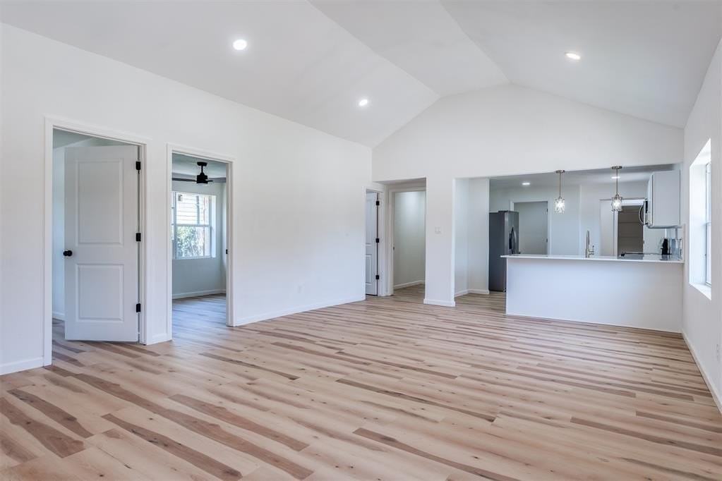 1421 Ne 8th St - Photo 7 of 27