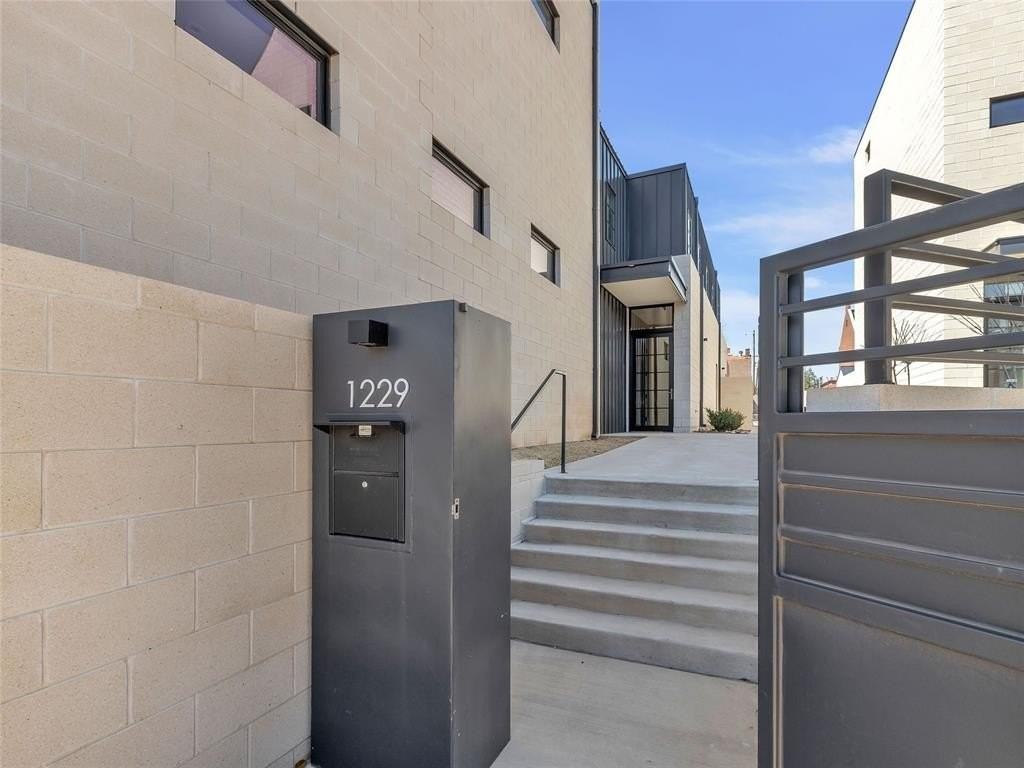 1229 N Dewey Ave - Photo 3 of 21