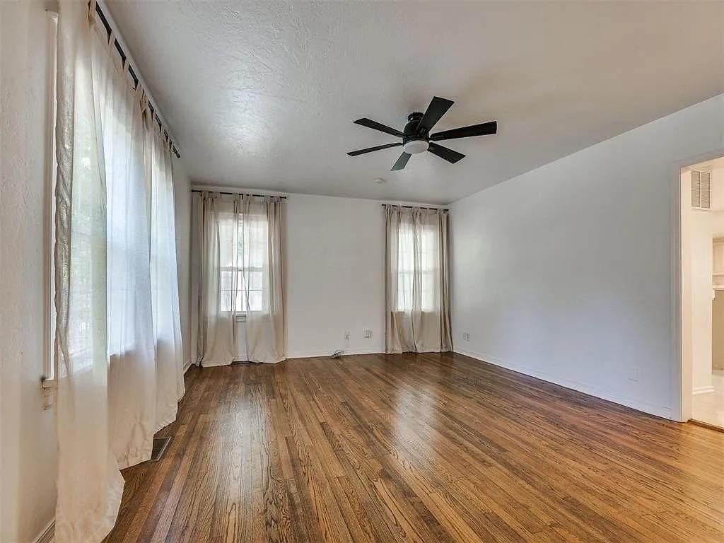 1017 Mcfarland St - Photo 5 of 35