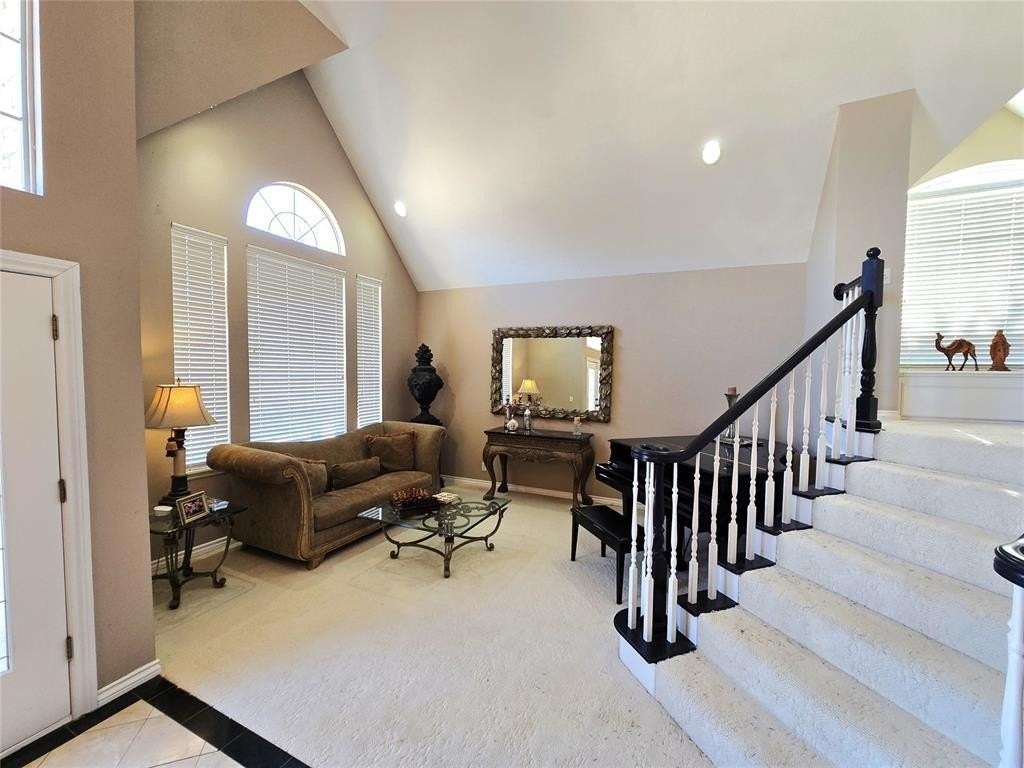 14509 Oakmond Rd - Photo 2 of 8